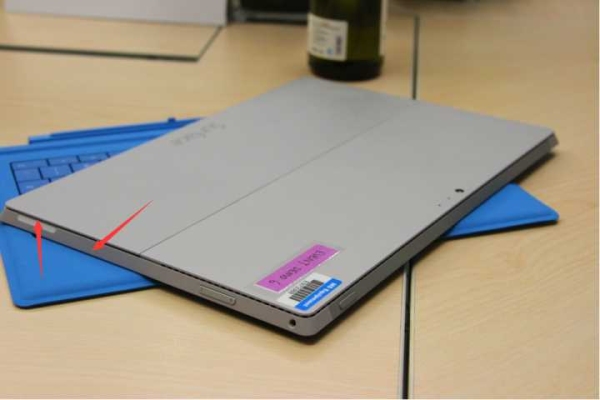 surface pro3笔没反应怎么办，按住7秒有灯闪，官网说不需要换电池……顶部按钮可以打开？surface pro 3保修多久