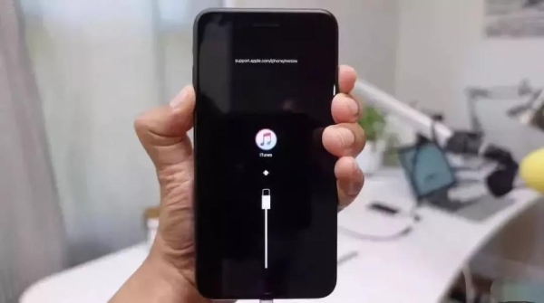 手机用着用着突然黑屏，过一会就又好了。怎么回事？iphone6恢复模式要恢复多久