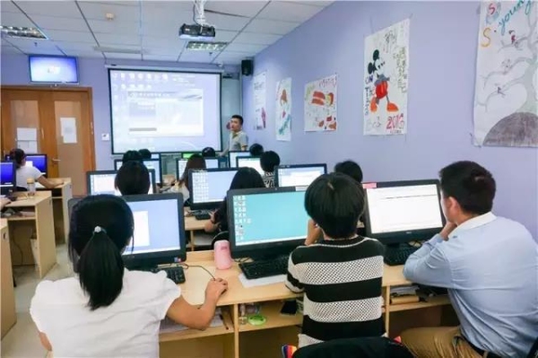 想去学编程，只知道老九学堂，达内什么的这几个机构，但是老九好像没有线下？达内学编程要多久