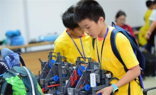 机构的机器人编程孩子要学几年才结束？（机器人开发需要多久）
